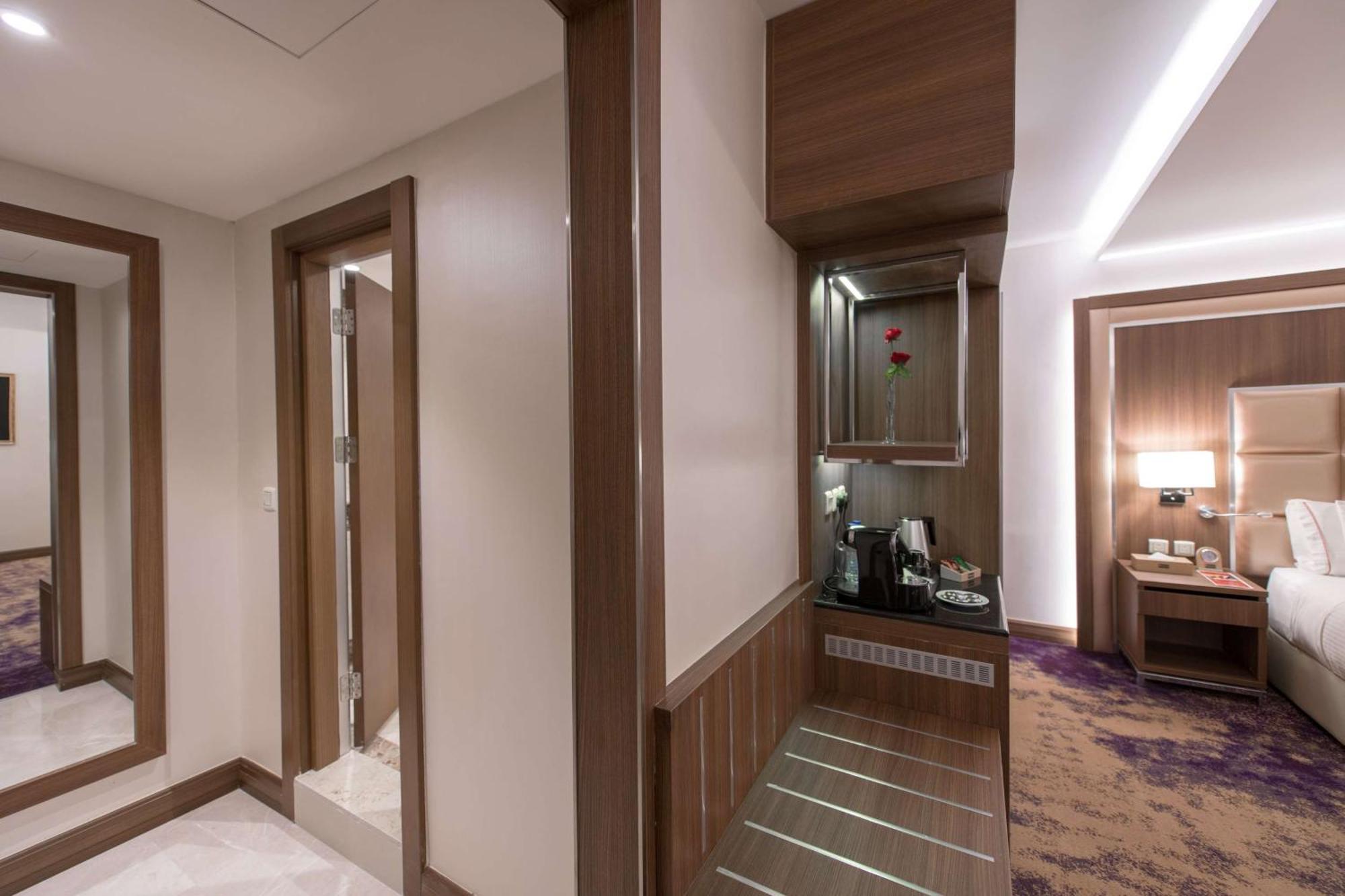 Hotel Ramada By Wyndham Continental Djeddah Extérieur photo