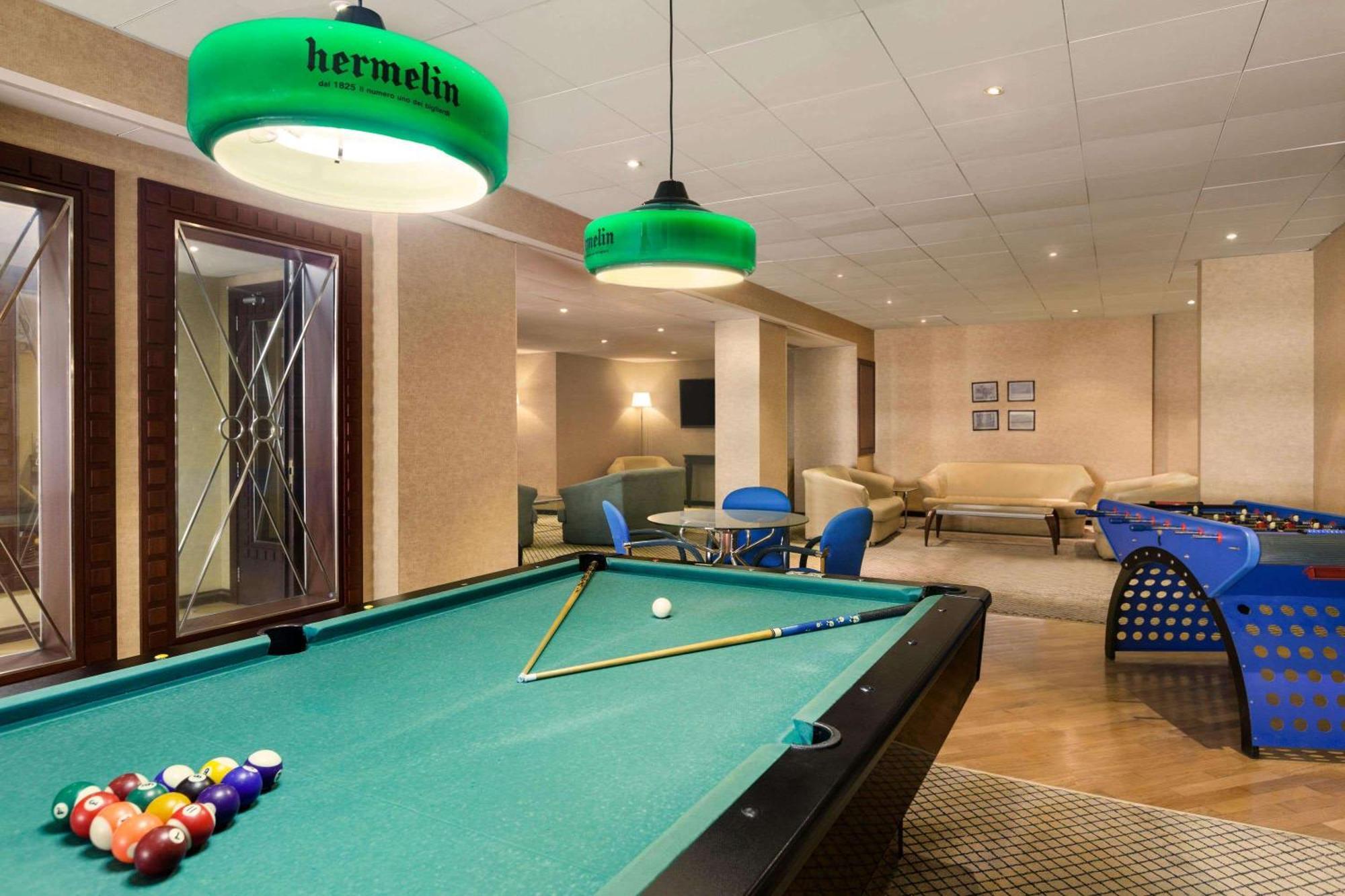 Hotel Ramada By Wyndham Continental Djeddah Extérieur photo