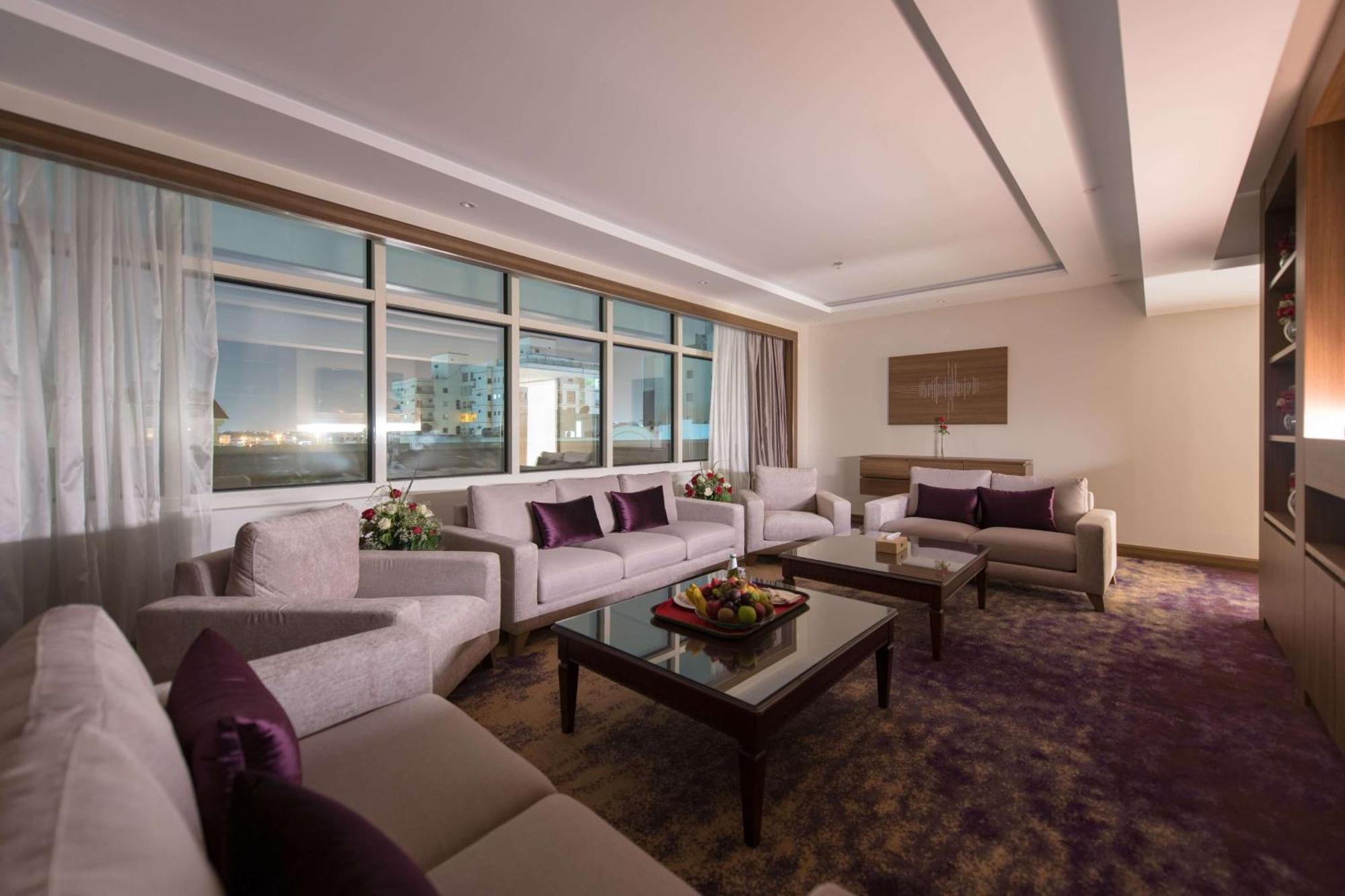 Hotel Ramada By Wyndham Continental Djeddah Extérieur photo